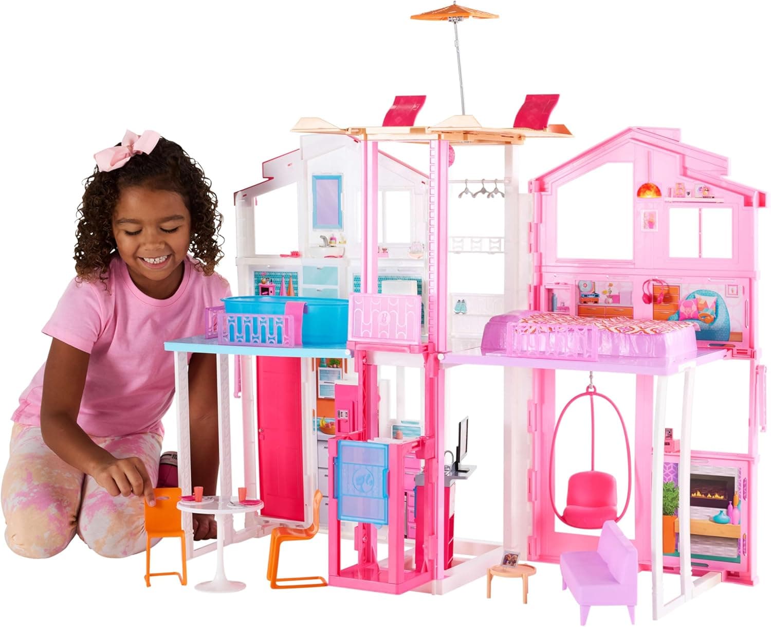 Barbie - La Casa a 3 piani, playset con ascensore e altalena, mobili e accessori inclusi, chiudibile per il trasporto, giocattolo per bambini, 3+ anni, DLY32