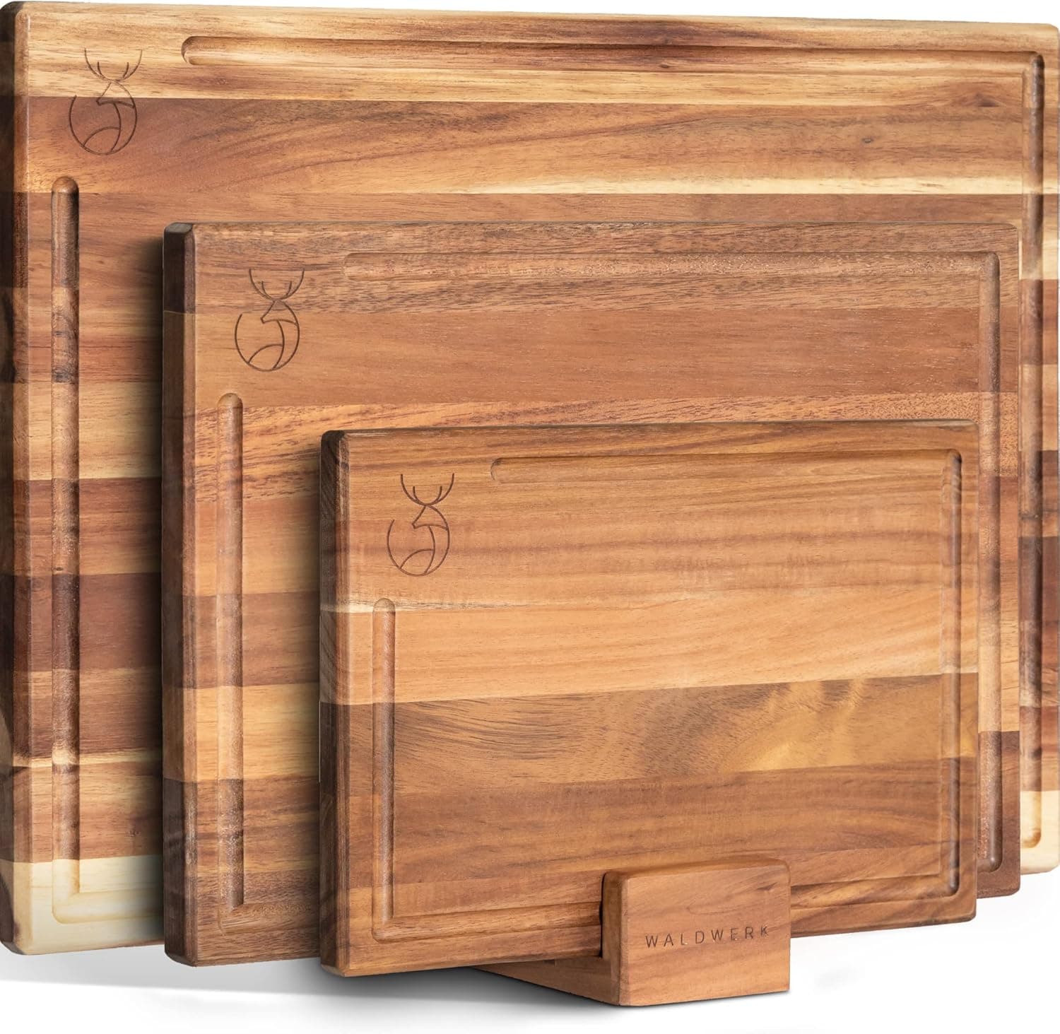 WALDWERK Schneidebrett 3er Set (40x30 / 33x24 / 26x18cm) aus massiver Akazie - Schneidebretter mit Brettständer - 2cm dicke Holzbretter mit Saftrille - Design Schneidebrett Set